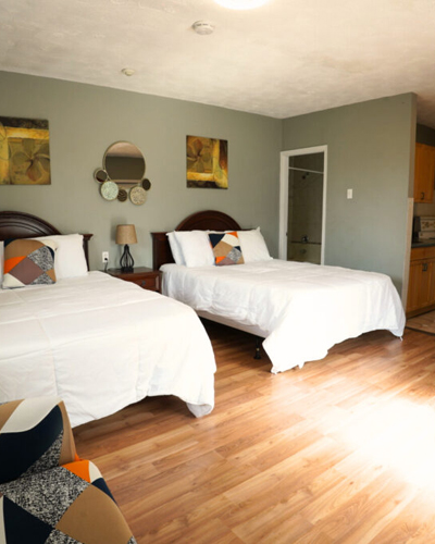 QR W 2 Queen Beds & Kitchen